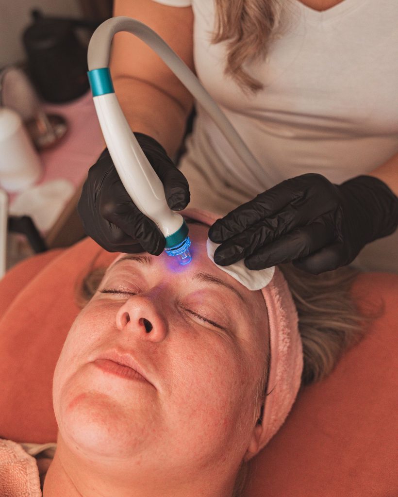 Dieptereiniging van de huid tijdens een HydraFacial behandeling